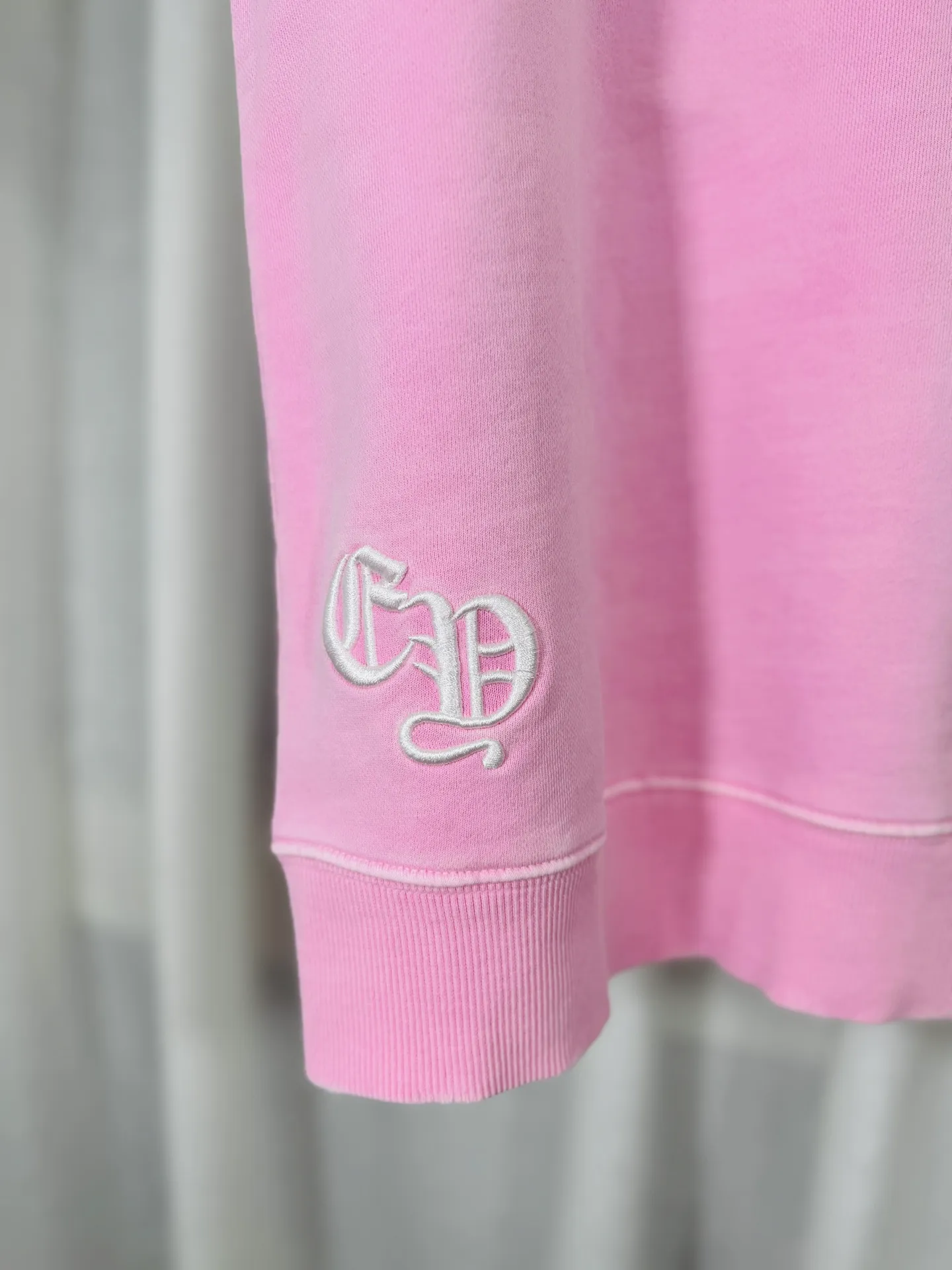 P280 top version, real shot without P, ​​different from market currency) 𝗖𝗵𝗿𝗼𝗺𝗲 𝗛𝗲𝗮𝗿𝘁𝘀/Cro Heart 2025 washed patch embroidery autumn and winter new original single counter American laser burnt 3D three-dimensional color embroidery couple casual sweatshirt 👑The highest version! Customized fabric 430g tripe terry fabric! American acid-washed and distressed original fabric laser burnt ✟appliqué embroidery and exquisite embroidery of letters! The best-selling model in the counter, very comfortable to wear. Accessories: original molded and authenticated collar label➕100% silk wash label. Genuine purchase-grade original hangtag➕matching hanging rope➕3D hanging beads➕original packaging bag. Craftsmanship: The original version has consistent wiring! The highest version of the armhole matching technique! Color: Pink Black Size: S M L XL Style No.: 9332